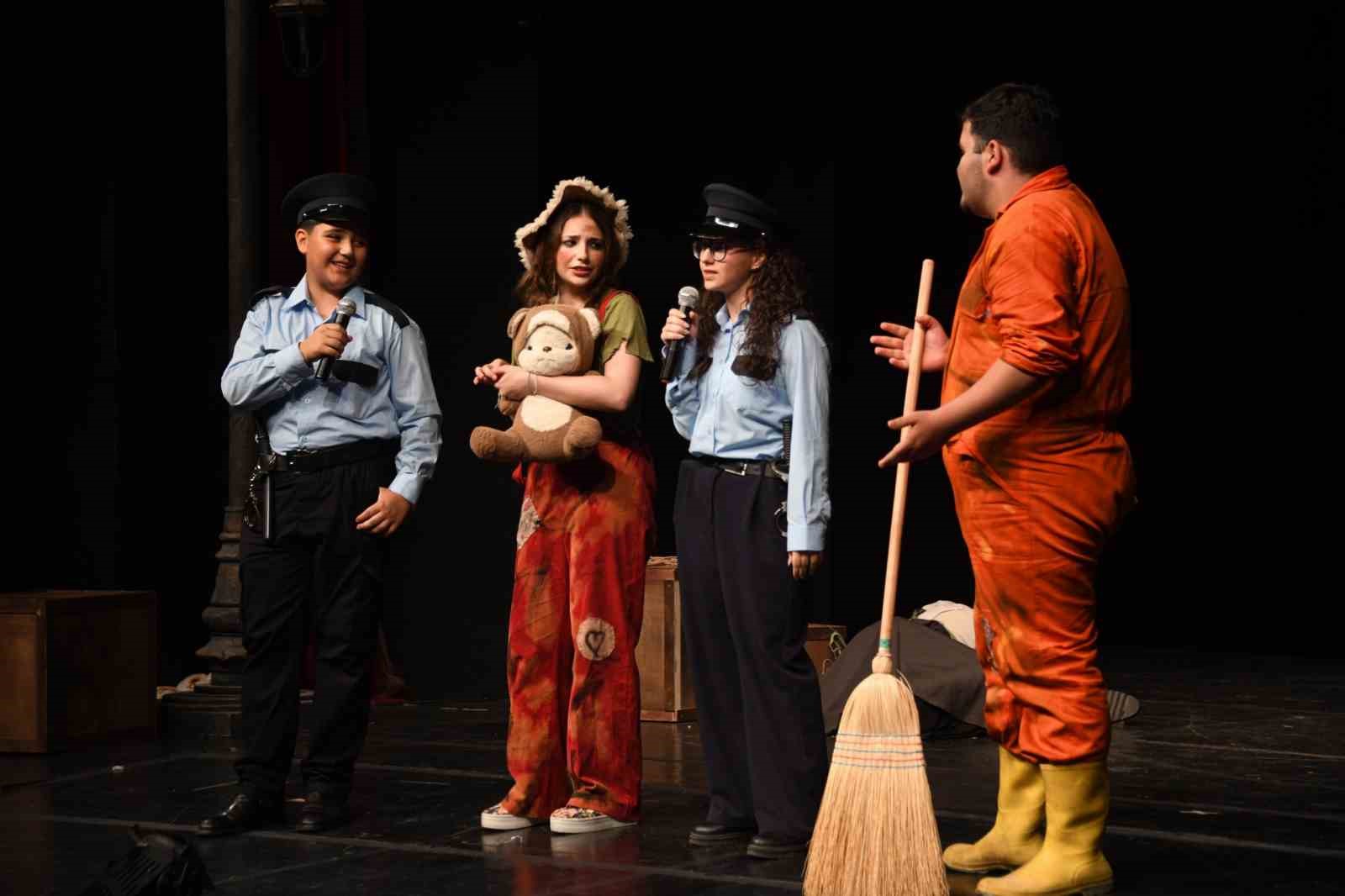 Osmangazi’de gençlerin tiyatro performansı damga vurdu