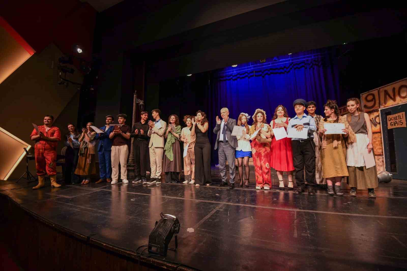 Osmangazi’de gençlerin tiyatro performansı damga vurdu