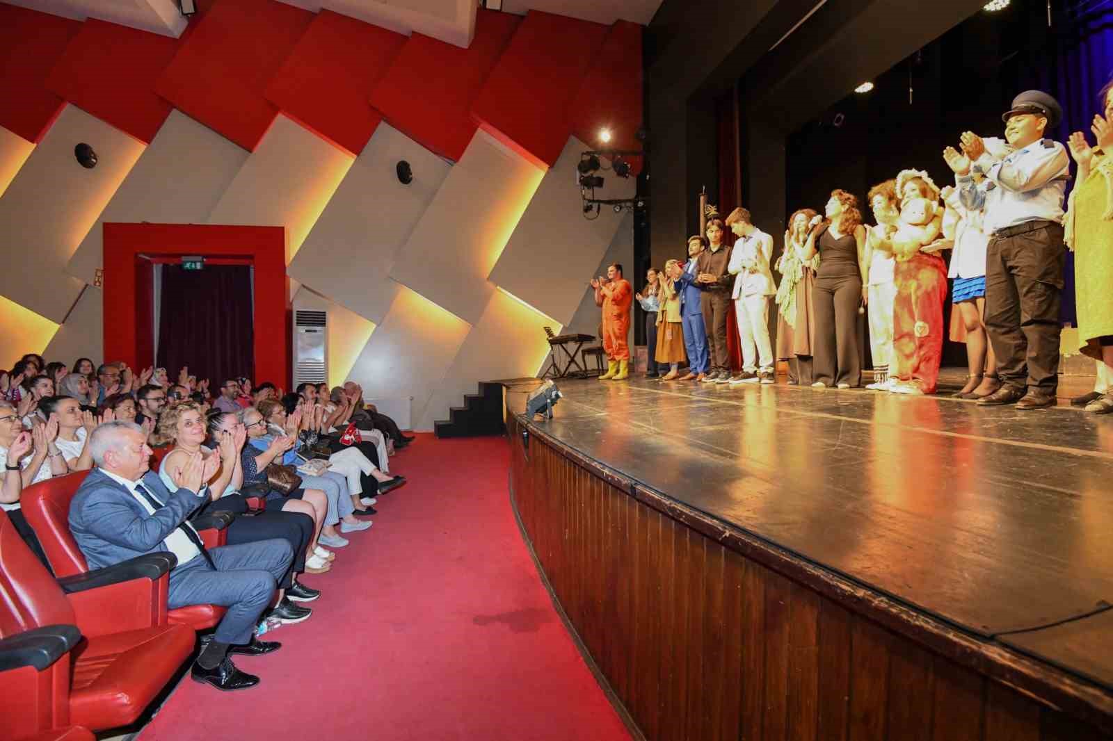 Osmangazi’de gençlerin tiyatro performansı damga vurdu
