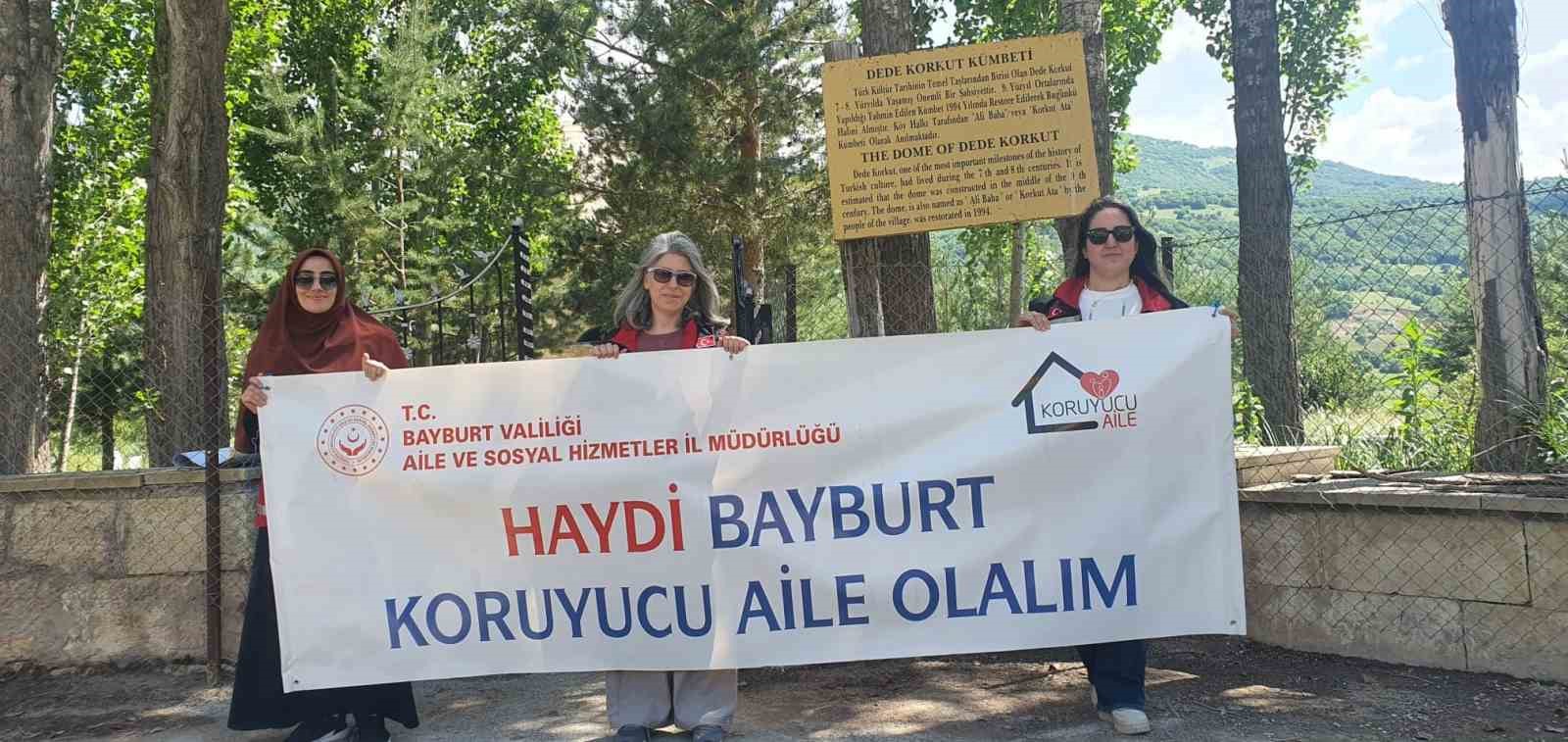 Bayburt’ta koruyucu aile farkındalığı için simge yapılara pankart asıldı