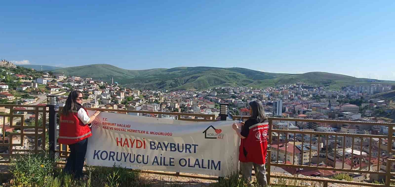 Bayburt’ta koruyucu aile farkındalığı için simge yapılara pankart asıldı