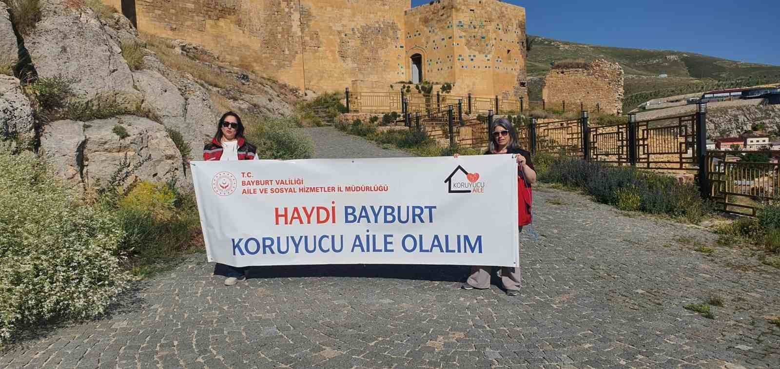 Bayburt’ta koruyucu aile farkındalığı için simge yapılara pankart asıldı
