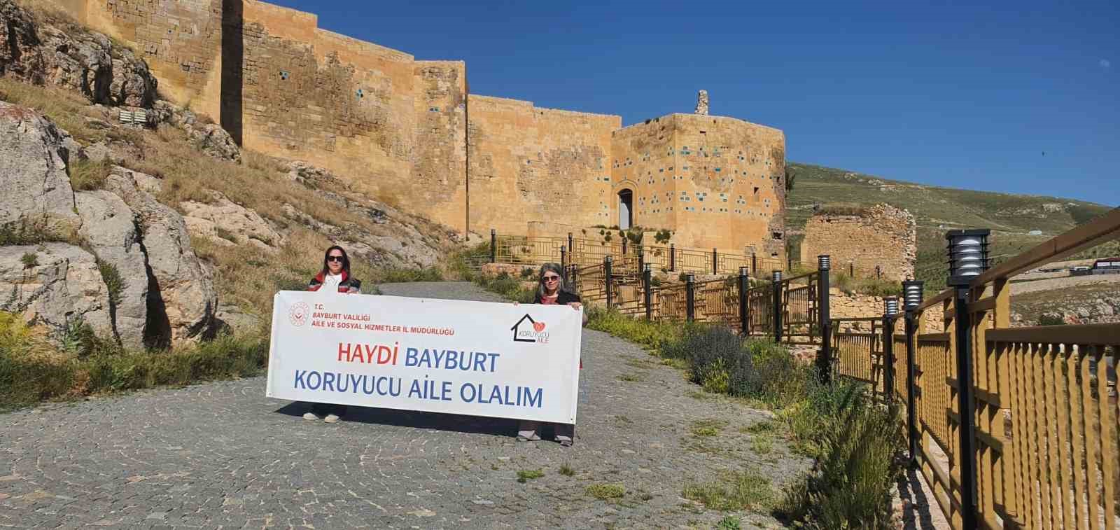 Bayburt’ta koruyucu aile farkındalığı için simge yapılara pankart asıldı