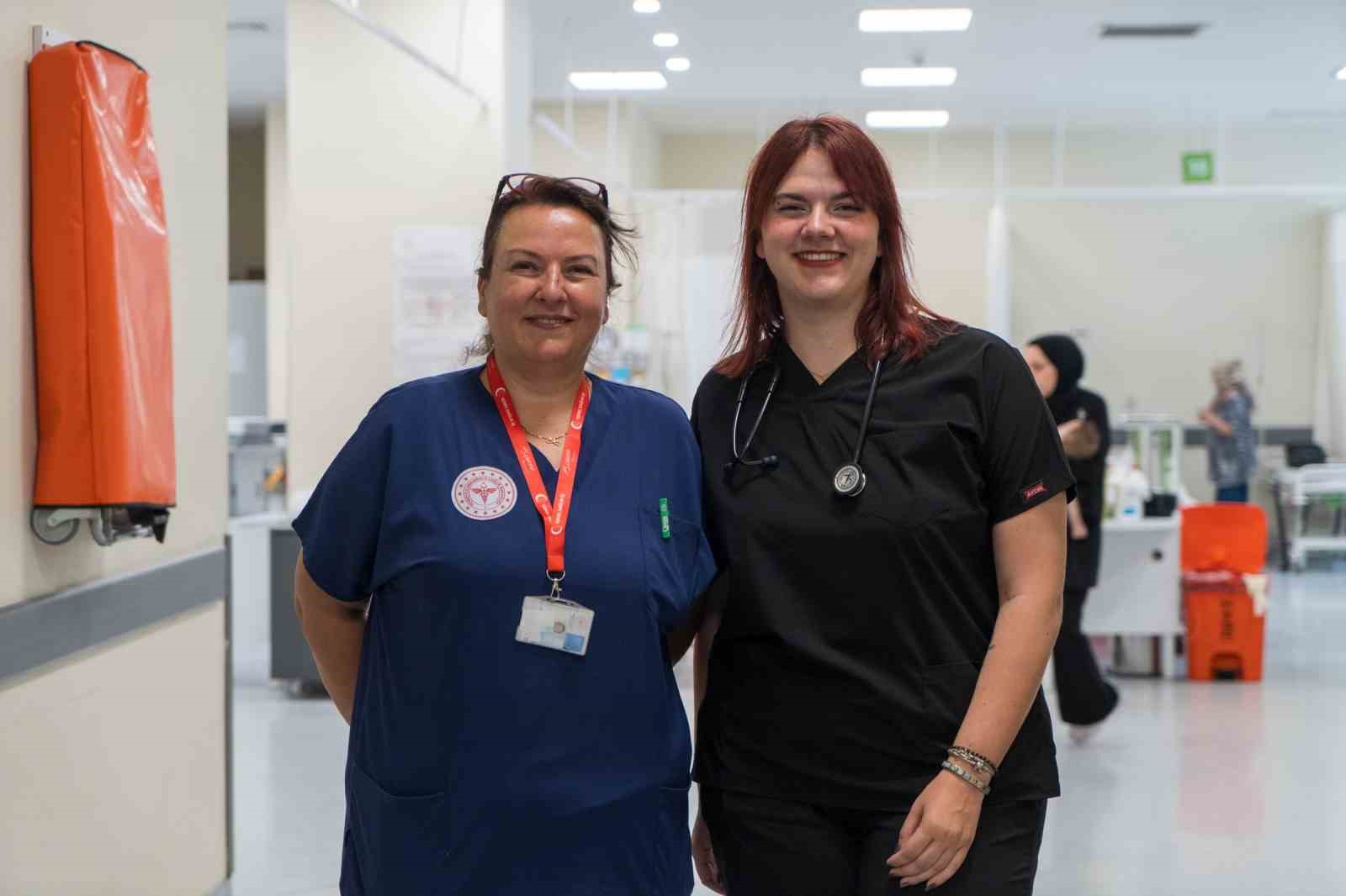 Acil servis hekimi hemşire annesiyle birlikte omuz omuza hayat kurtarıyor