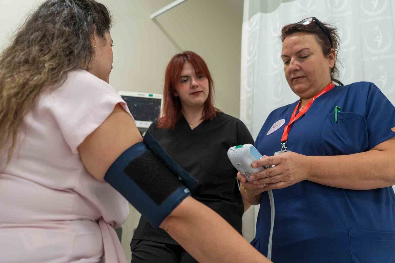 Acil servis hekimi hemşire annesiyle birlikte omuz omuza hayat kurtarıyor