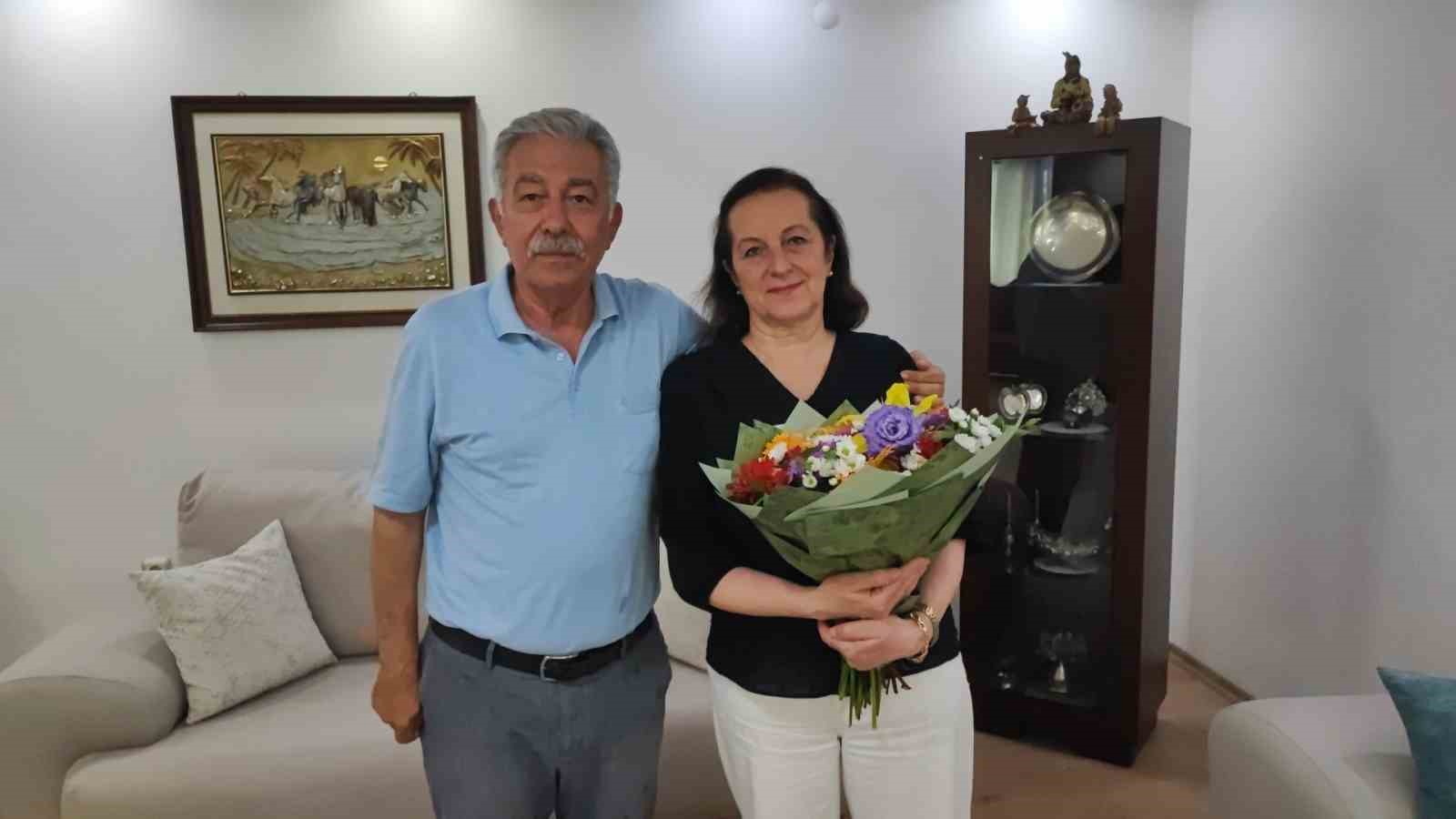 45 yıllık öğretmeni eşinin emeklilik sürprizi gözyaşlarına boğdu