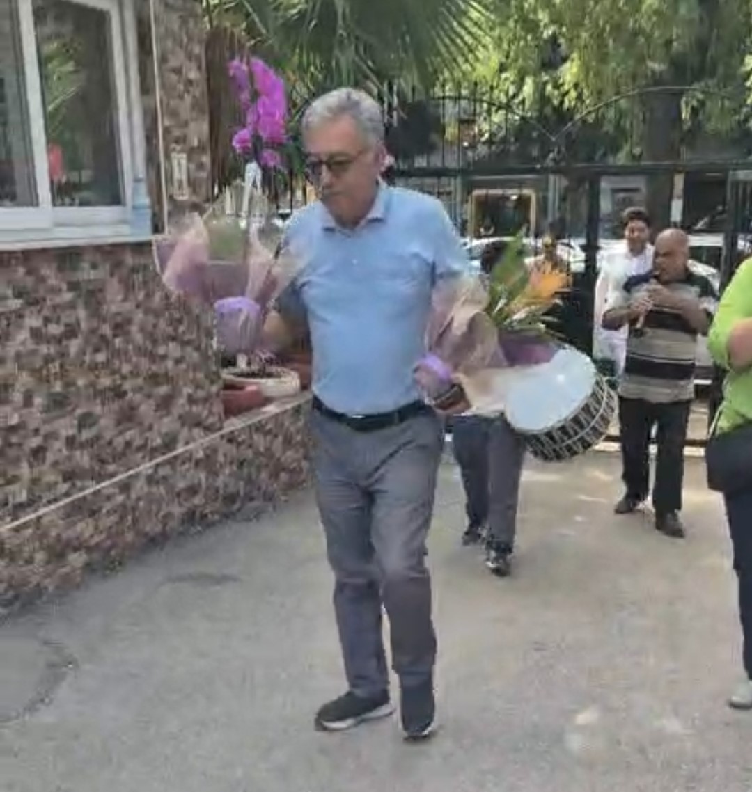 45 yıllık öğretmeni eşinin emeklilik sürprizi gözyaşlarına boğdu