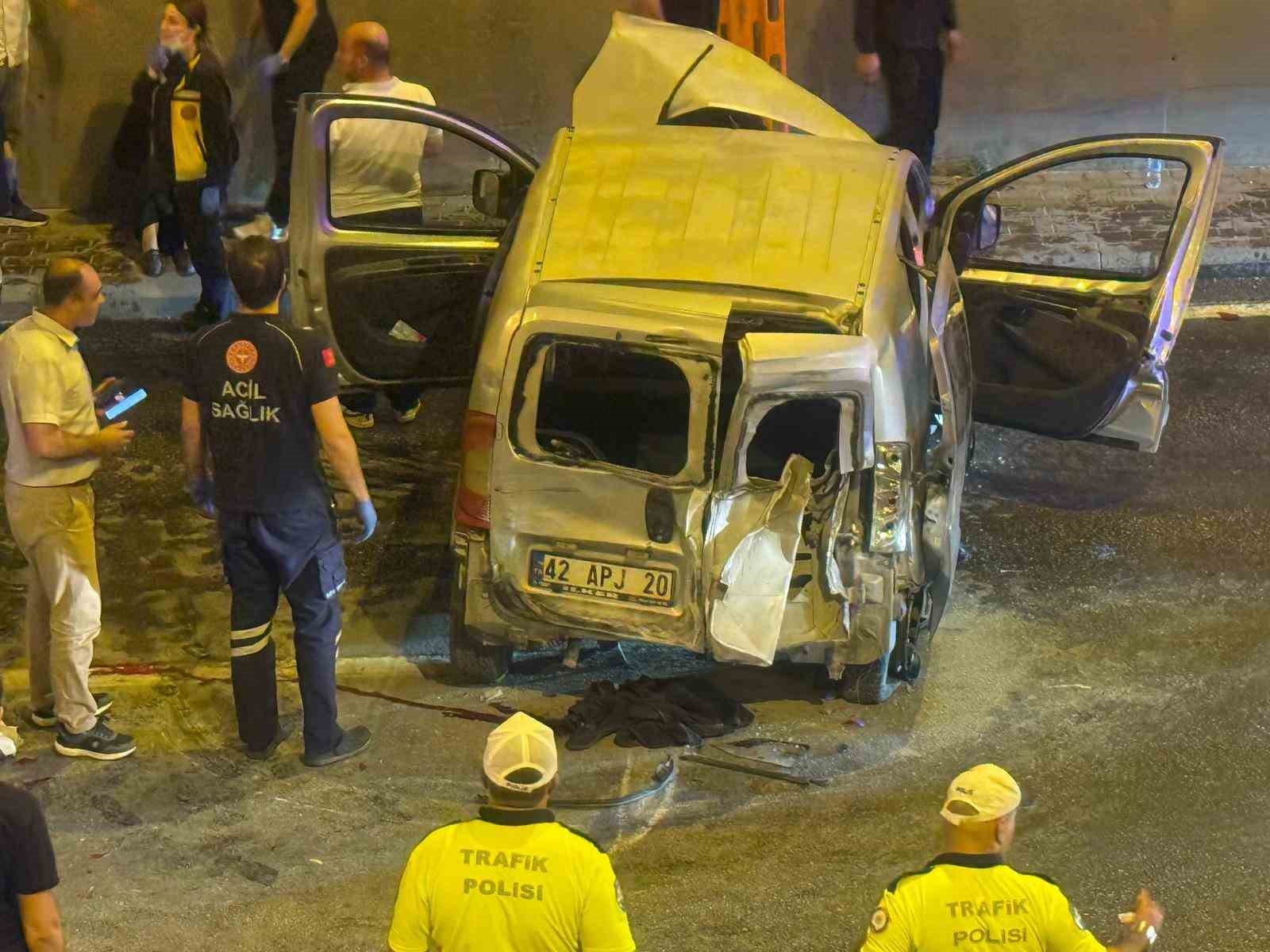 Hafif ticari araçla otomobilin karıştığı kazada: 1’i ağır 7 kişi yaralandı