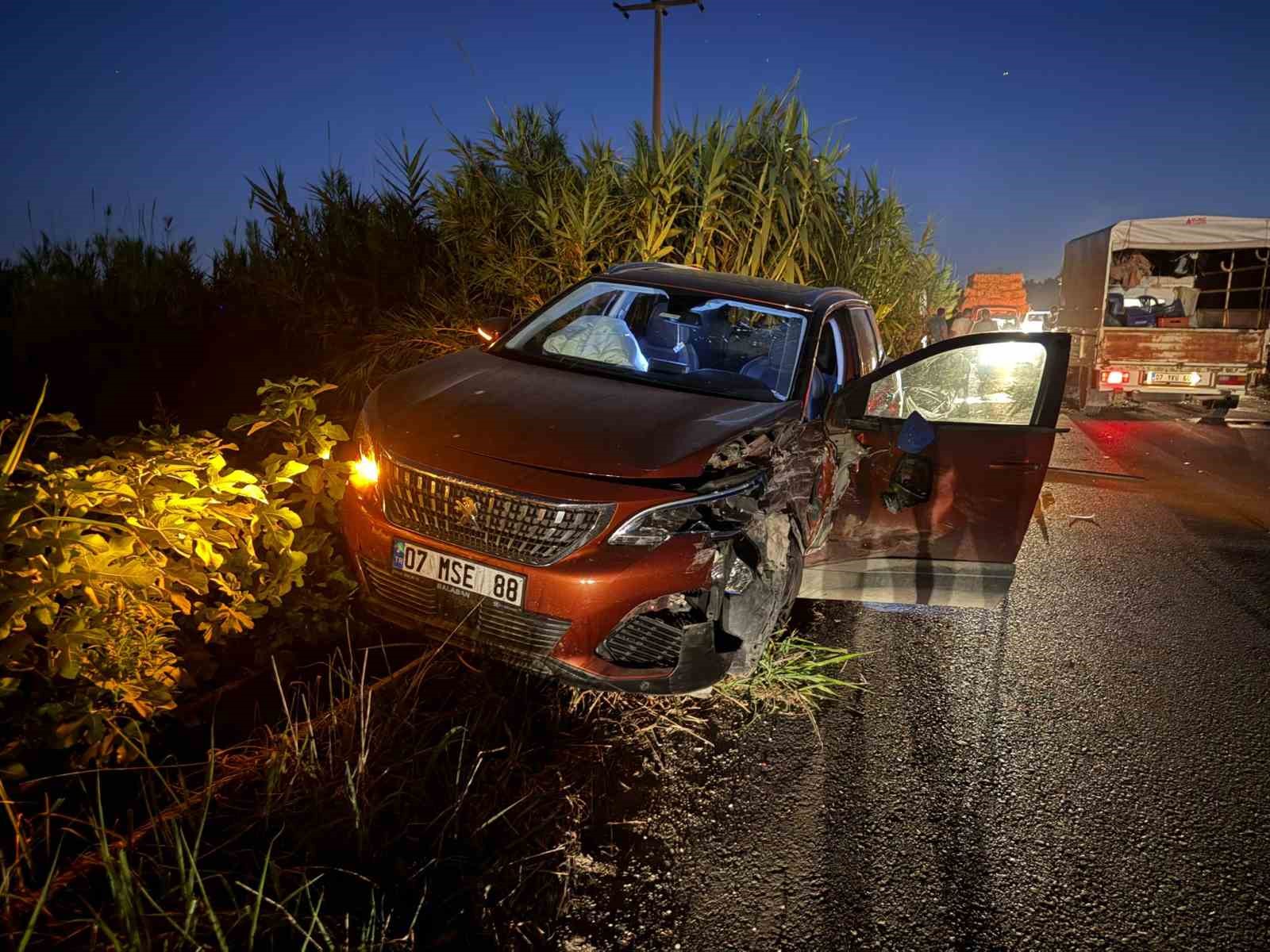 Antalya’da 3 aracın karıştığı zincirleme kaza: 1 yaralı