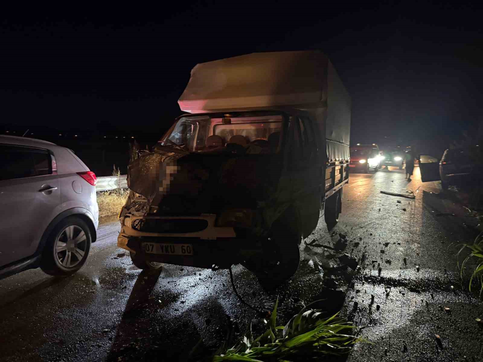 Antalya’da 3 aracın karıştığı zincirleme kaza: 1 yaralı
