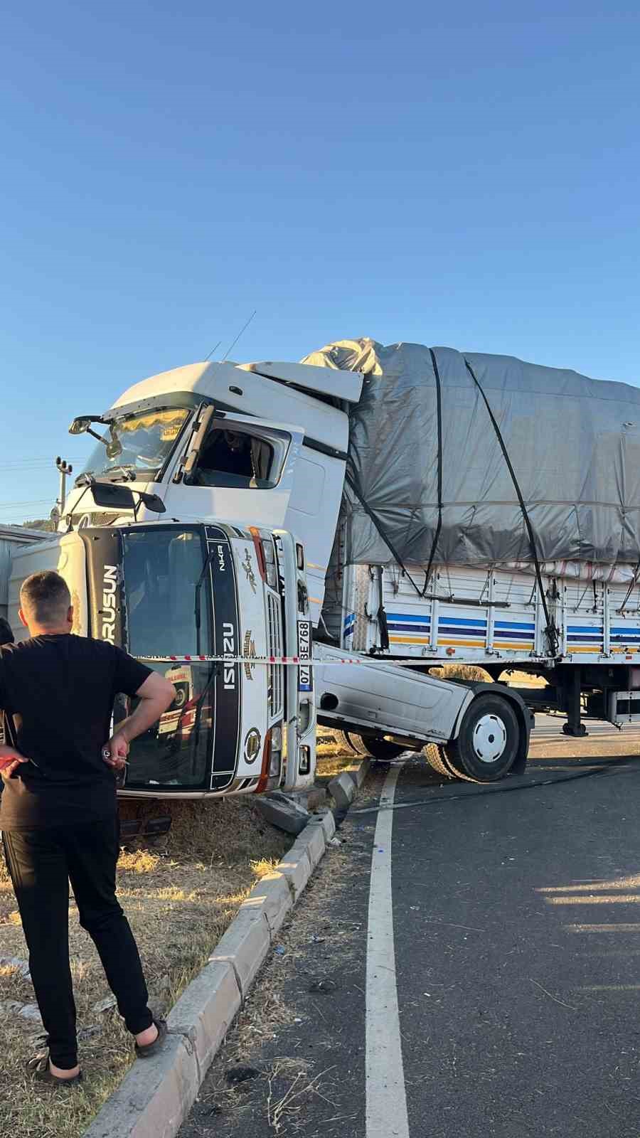 Manavgat’ta tır ile kamyonetin çarpıştığı kazada 1 kişi yaralandı