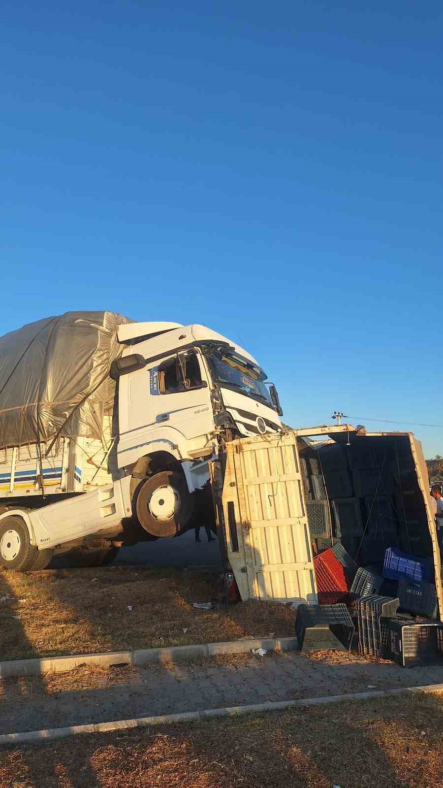 Manavgat’ta tır ile kamyonetin çarpıştığı kazada 1 kişi yaralandı