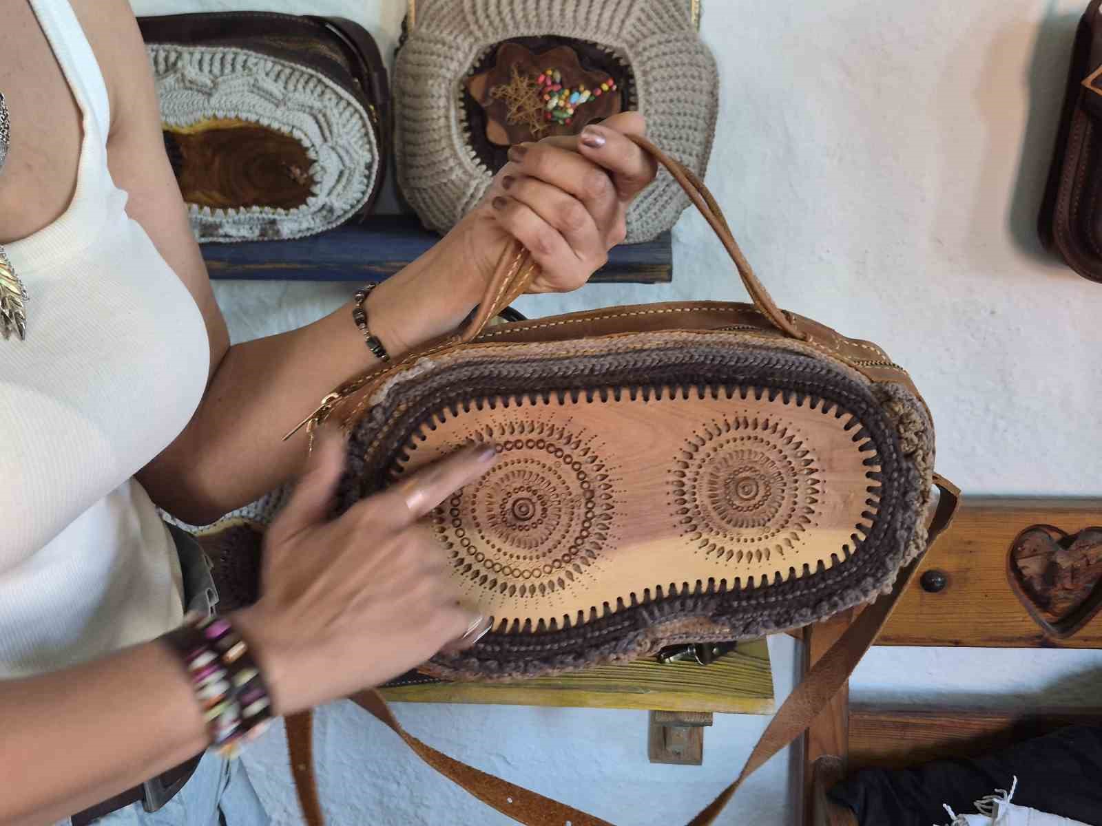 Kurumsal iş hayatını geride bıraktı, deri ve ahşabı kendi tarzıyla birleştirdi