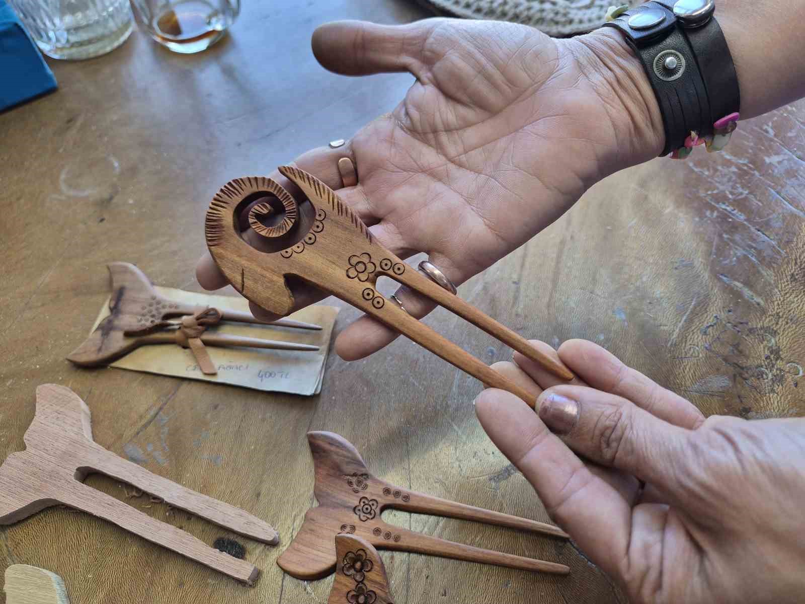 Kurumsal iş hayatını geride bıraktı, deri ve ahşabı kendi tarzıyla birleştirdi