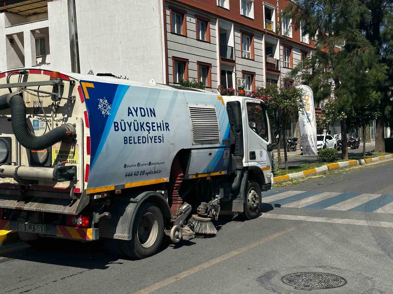 Efeler’de yeşil alanlar Büyükşehir ekipleriyle yenileniyor