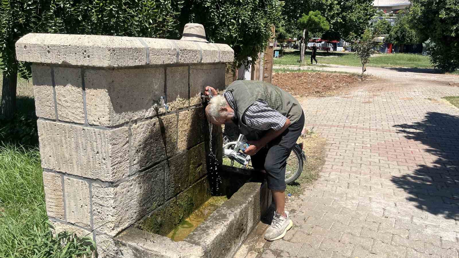 Sıcaktan bunalan Adanalılar: "Güneş ışınları matkap gibi delip geçiyor"