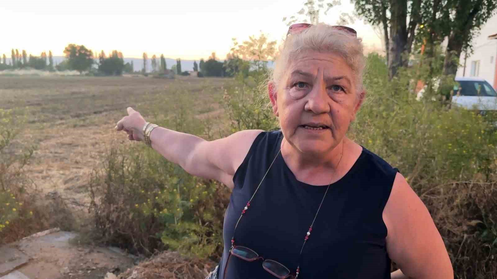 Açıkta bırakılan hayvan gübresi mahalleliyi canından bezdirdi