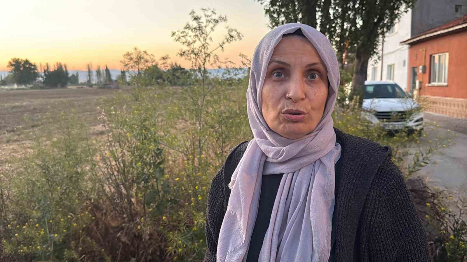 Açıkta bırakılan hayvan gübresi mahalleliyi canından bezdirdi