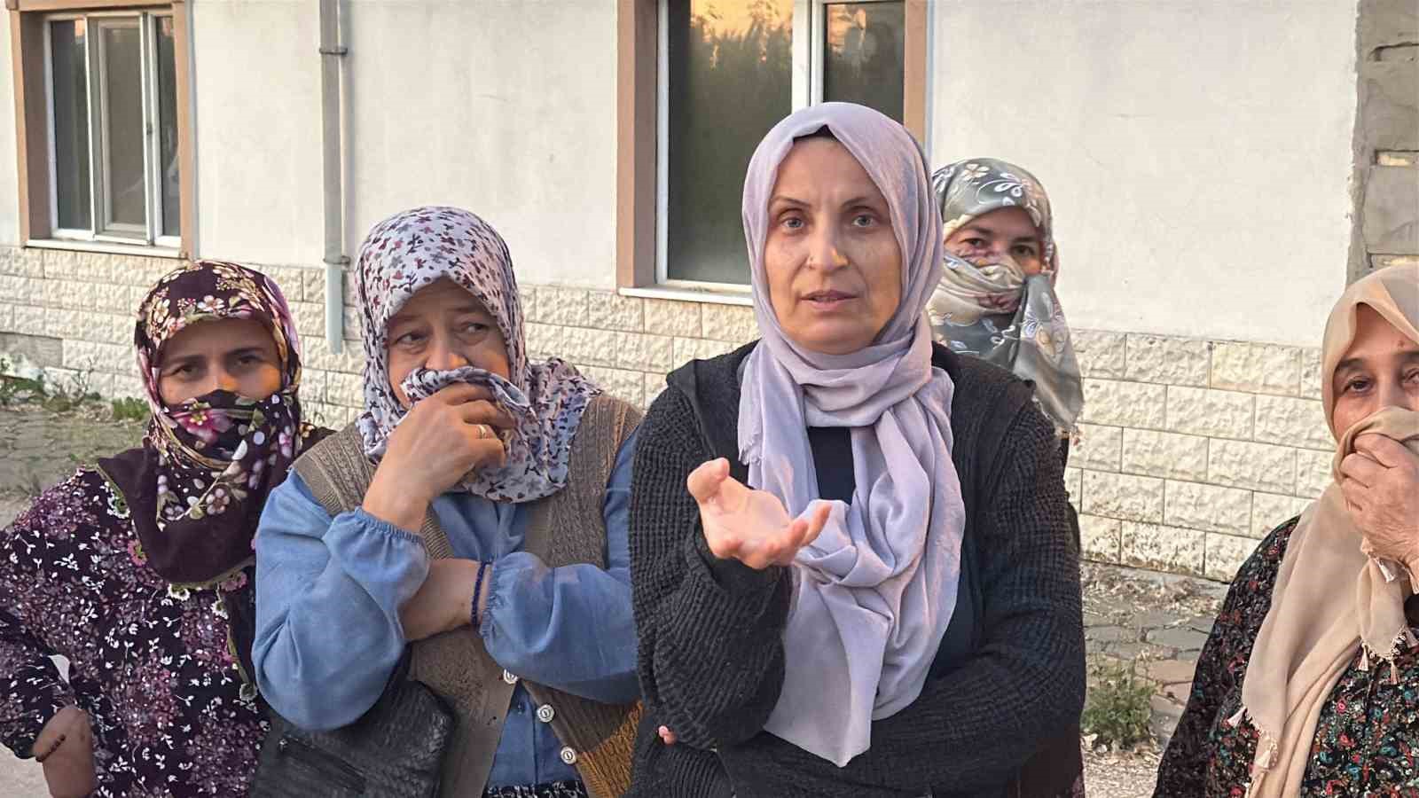 Açıkta bırakılan hayvan gübresi mahalleliyi canından bezdirdi