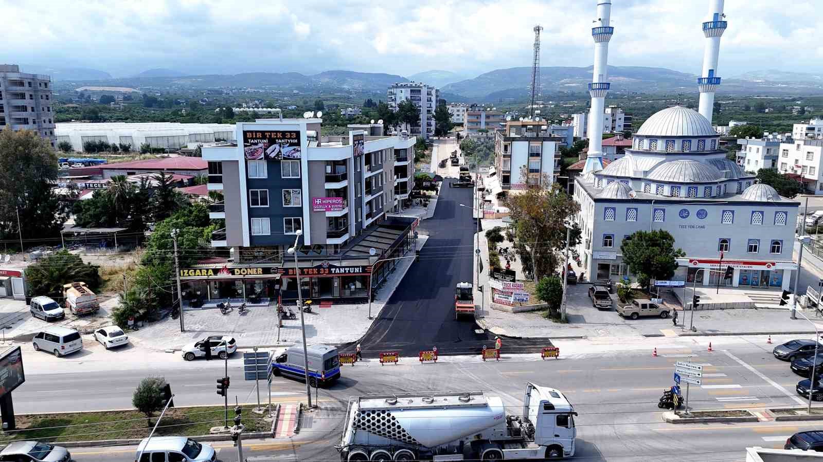 Mersin’de bozulan yollar sıcak asfaltla yenilendi