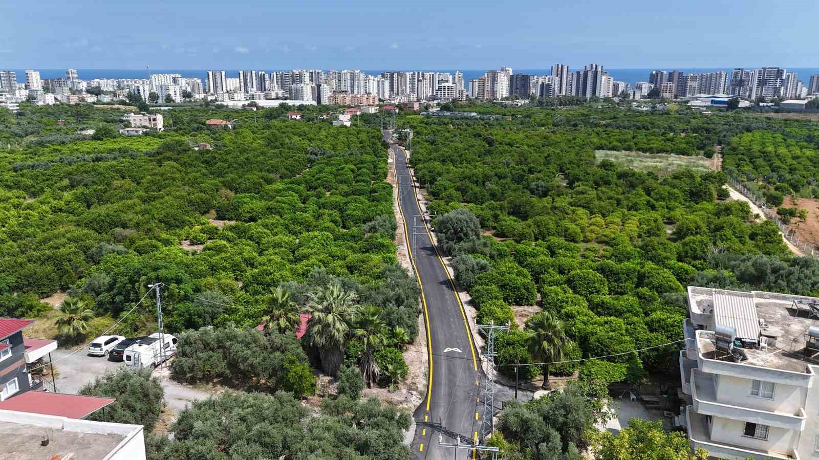Mersin’de bozulan yollar sıcak asfaltla yenilendi
