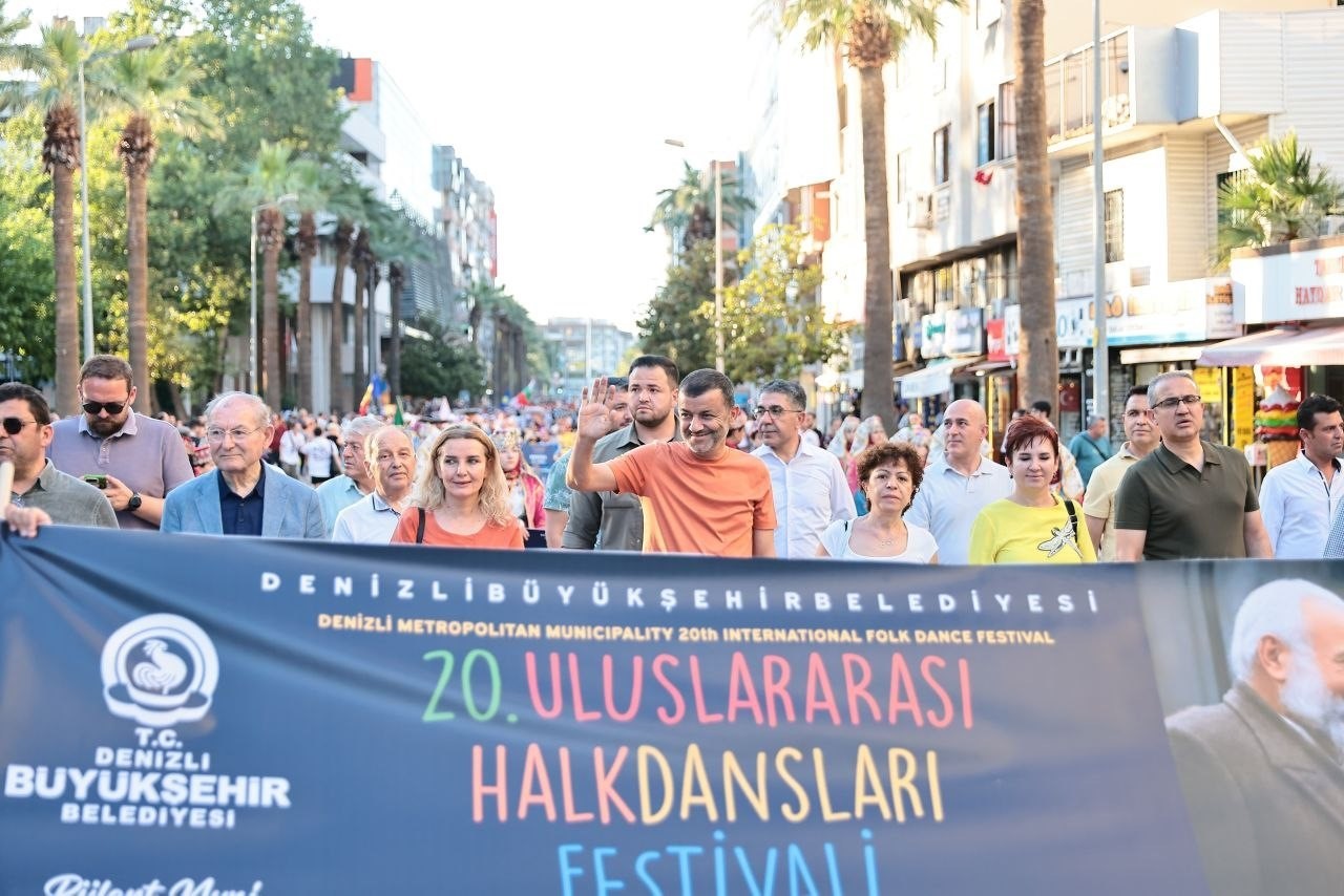 20. Uluslararası Halk Dansları Festivali kortejle başladı