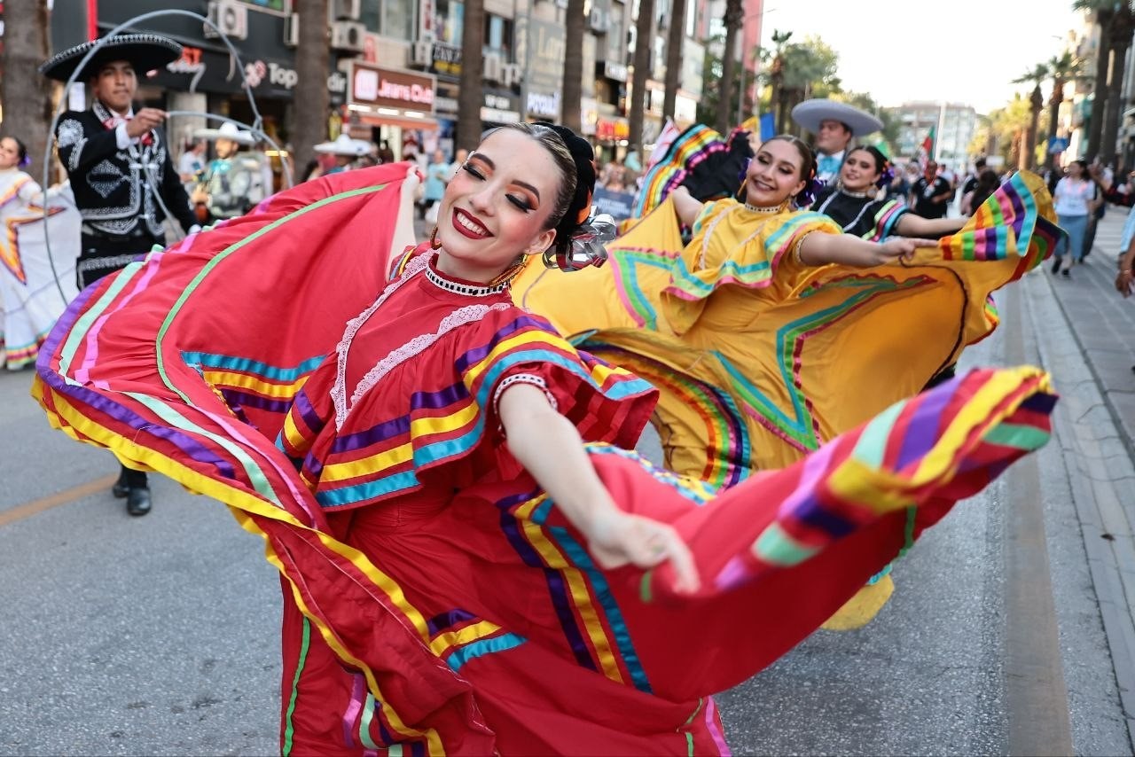 20. Uluslararası Halk Dansları Festivali kortejle başladı