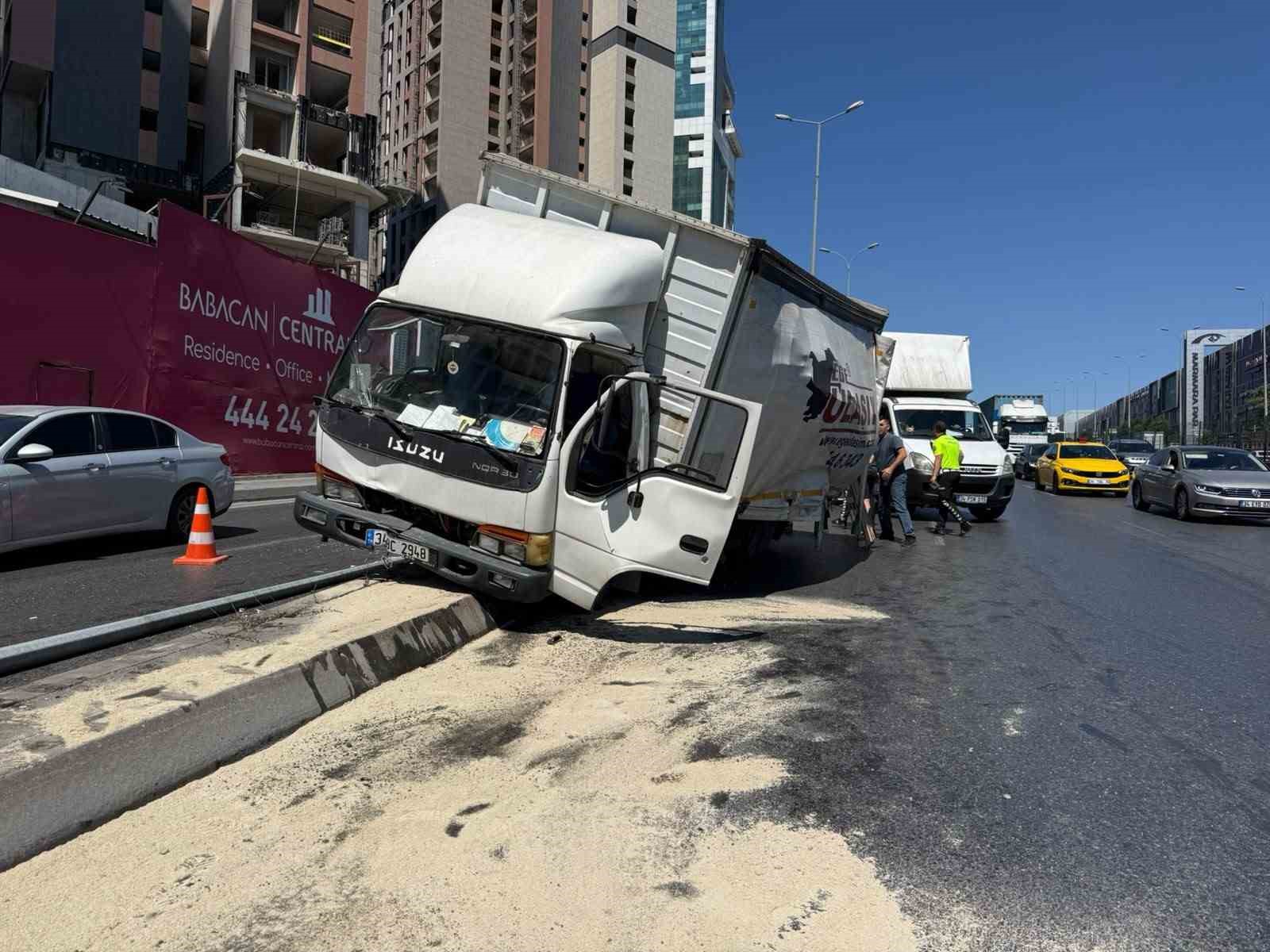 Beylikdüzü E-5’te trafiği kilitleyen kaza