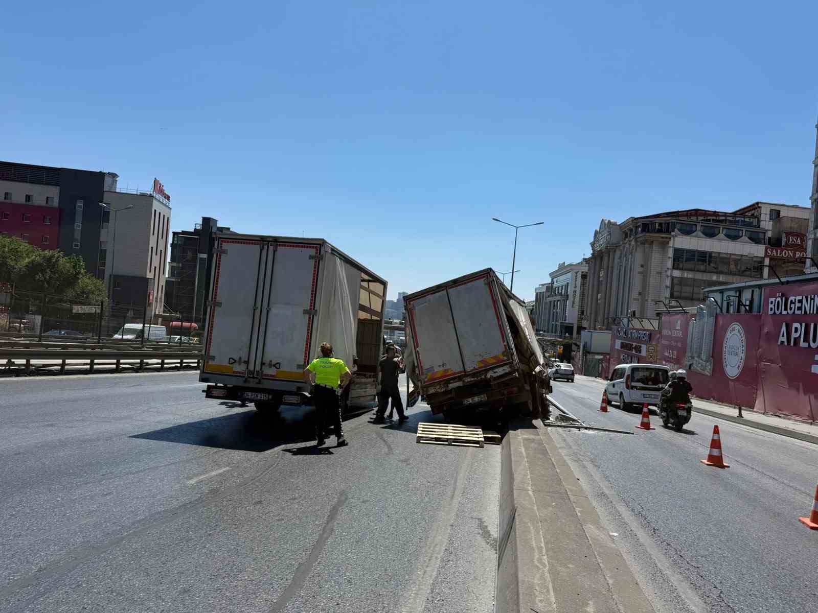Beylikdüzü E-5’te trafiği kilitleyen kaza