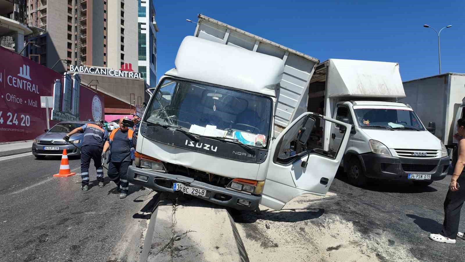 Beylikdüzü E-5’te trafiği kilitleyen kaza