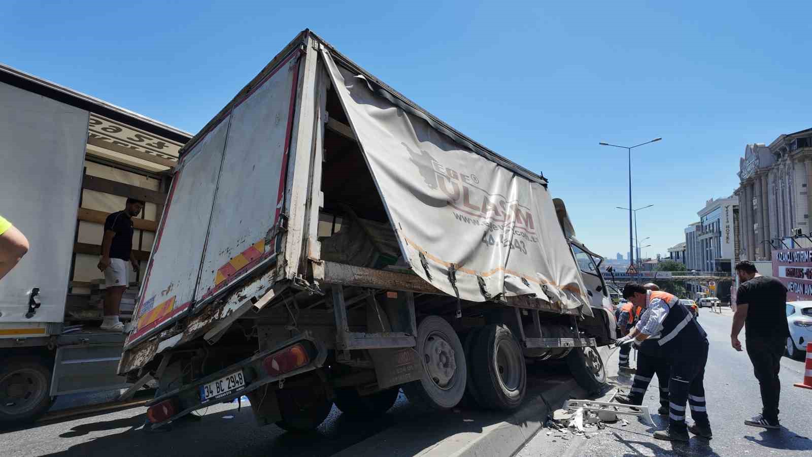 Beylikdüzü E-5’te trafiği kilitleyen kaza