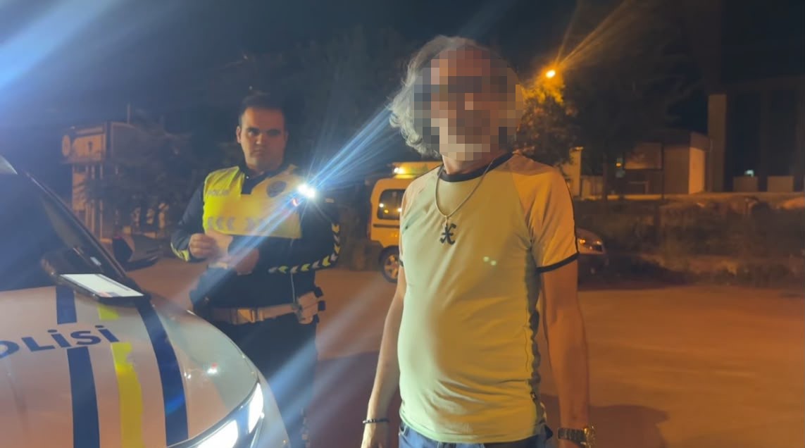 Denetim yapan polislere selam vermek için aracıyla yanlarına gitti, 3.28 promil alkollü çıktı