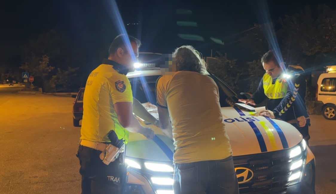 Denetim yapan polislere selam vermek için aracıyla yanlarına gitti, 3.28 promil alkollü çıktı