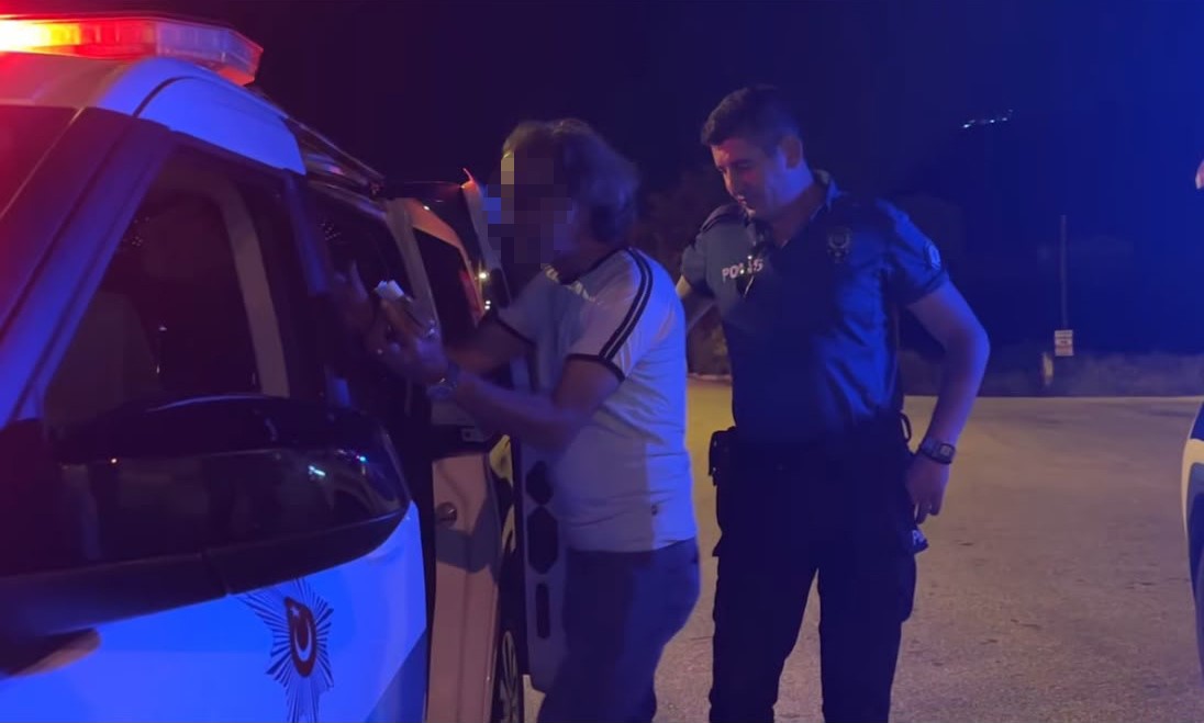 Denetim yapan polislere selam vermek için aracıyla yanlarına gitti, 3.28 promil alkollü çıktı