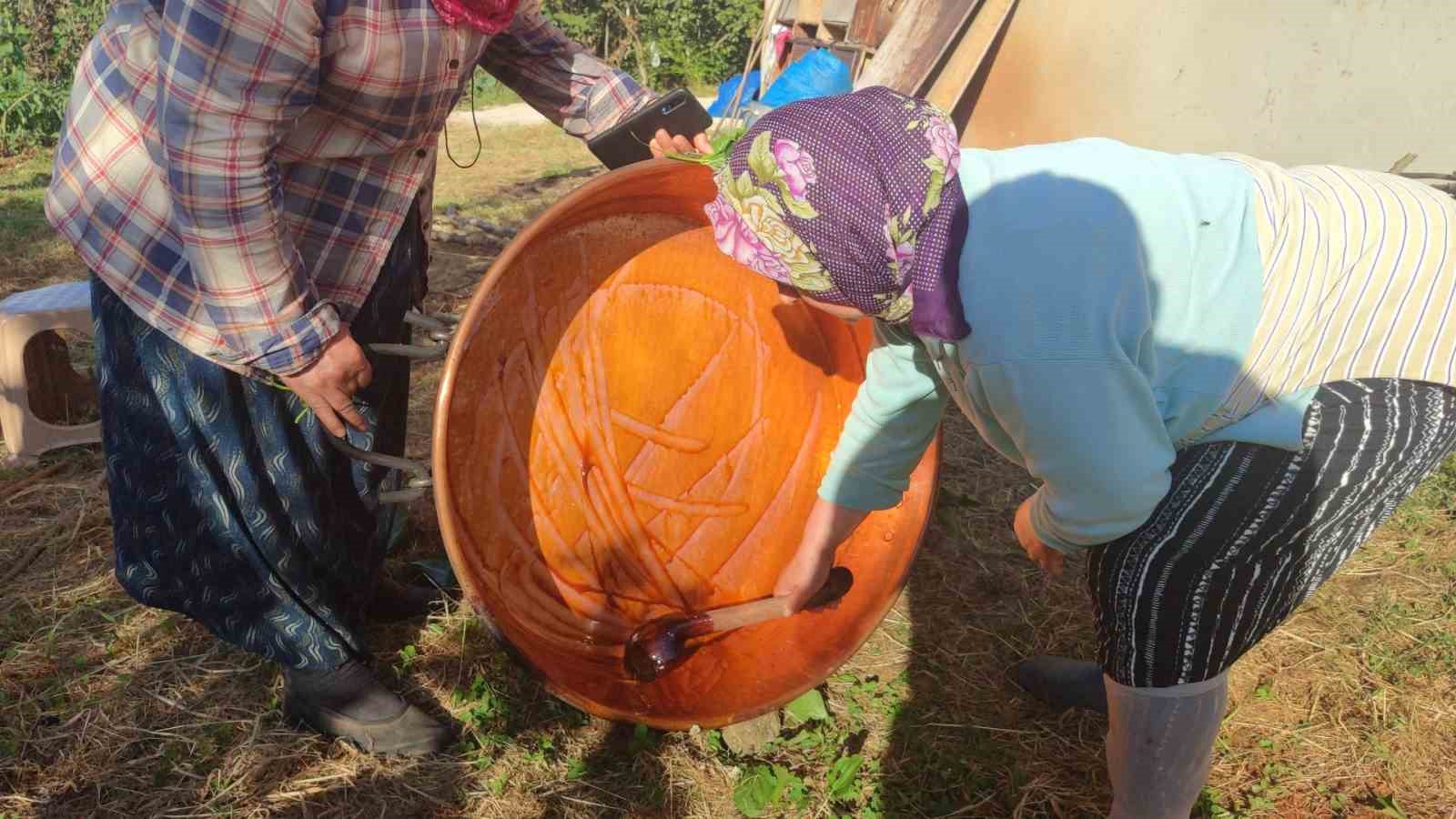 Karadeniz’de dut pekmezi mesaisi başladı: Kazanlar şifa için kaynıyor