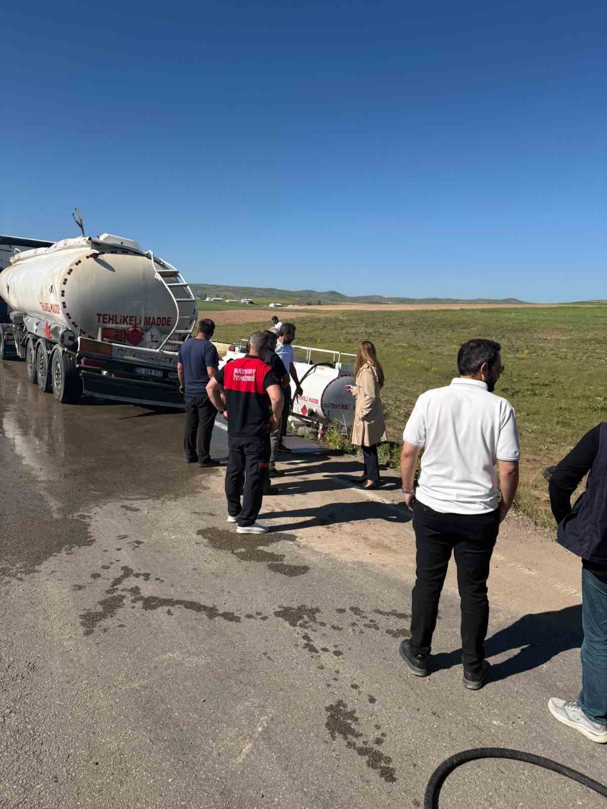 Bayburt’ta yakıt yüklü tankerin devrildiği bölgede çevresel inceleme yapıldı