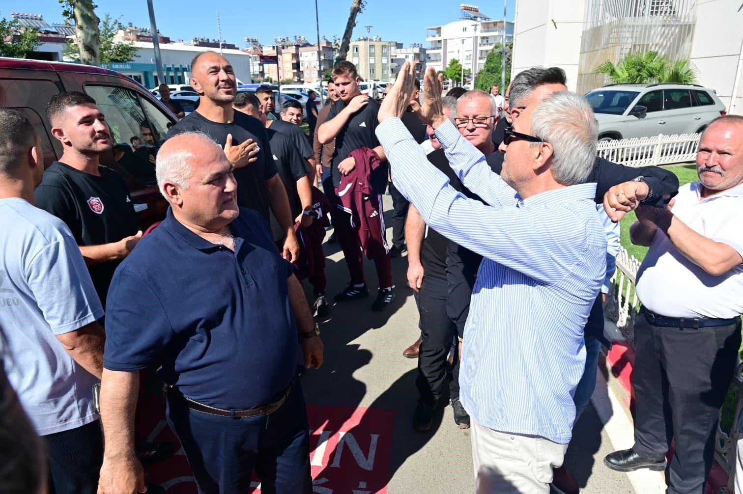 Kepez’in pehlivanları dualarla Tarihi Kırkpınar’a uğurlandı