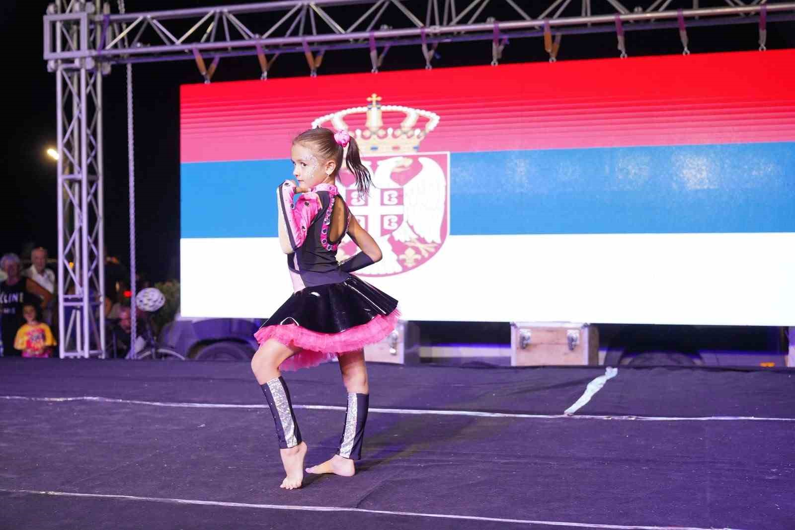 6 ülkeden 18 halk dansları ekibi, 750 dansçı Ayvalık’ta kültür köprüsü kurdu