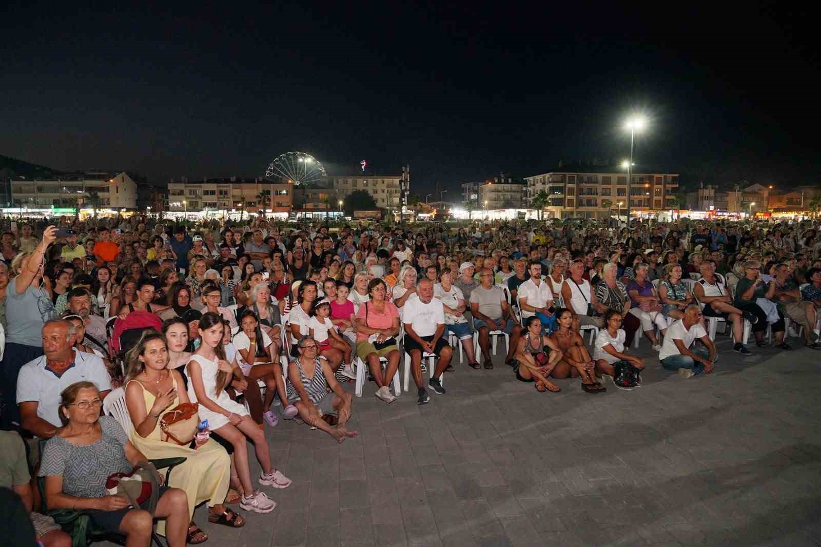 6 ülkeden 18 halk dansları ekibi, 750 dansçı Ayvalık’ta kültür köprüsü kurdu