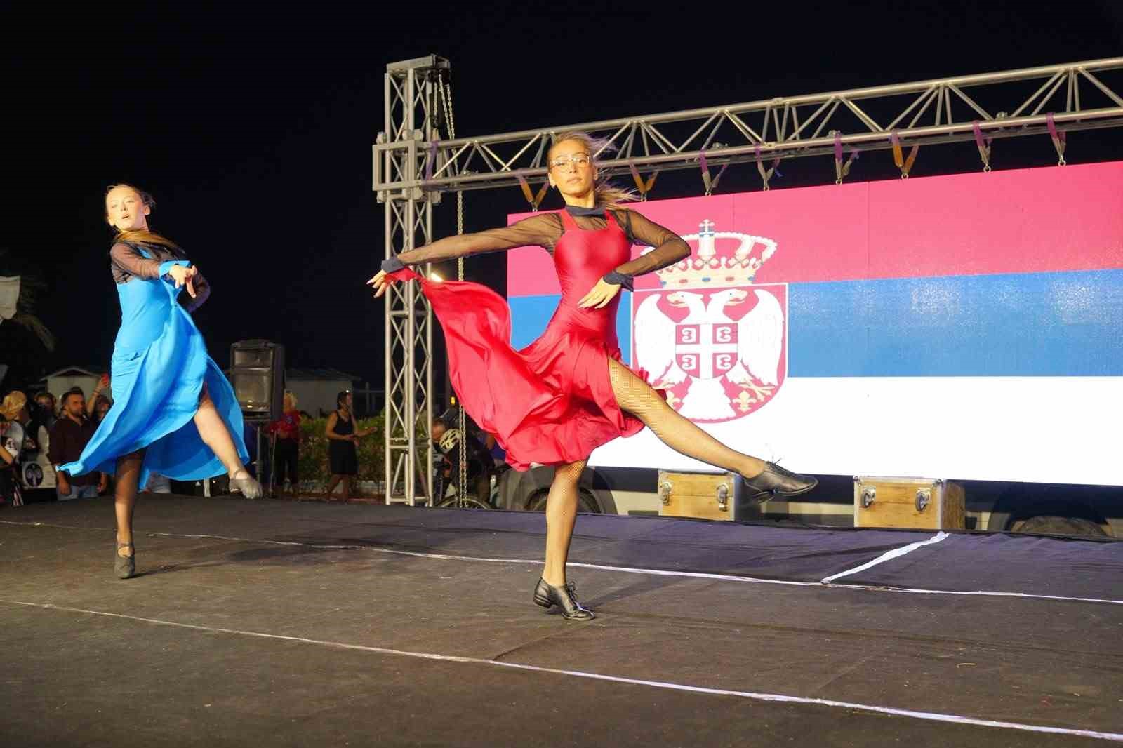 6 ülkeden 18 halk dansları ekibi, 750 dansçı Ayvalık’ta kültür köprüsü kurdu