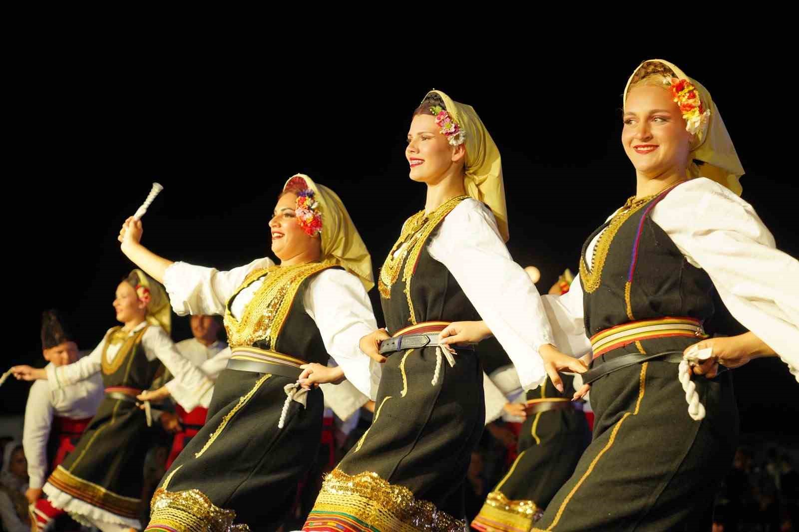 6 ülkeden 18 halk dansları ekibi, 750 dansçı Ayvalık’ta kültür köprüsü kurdu