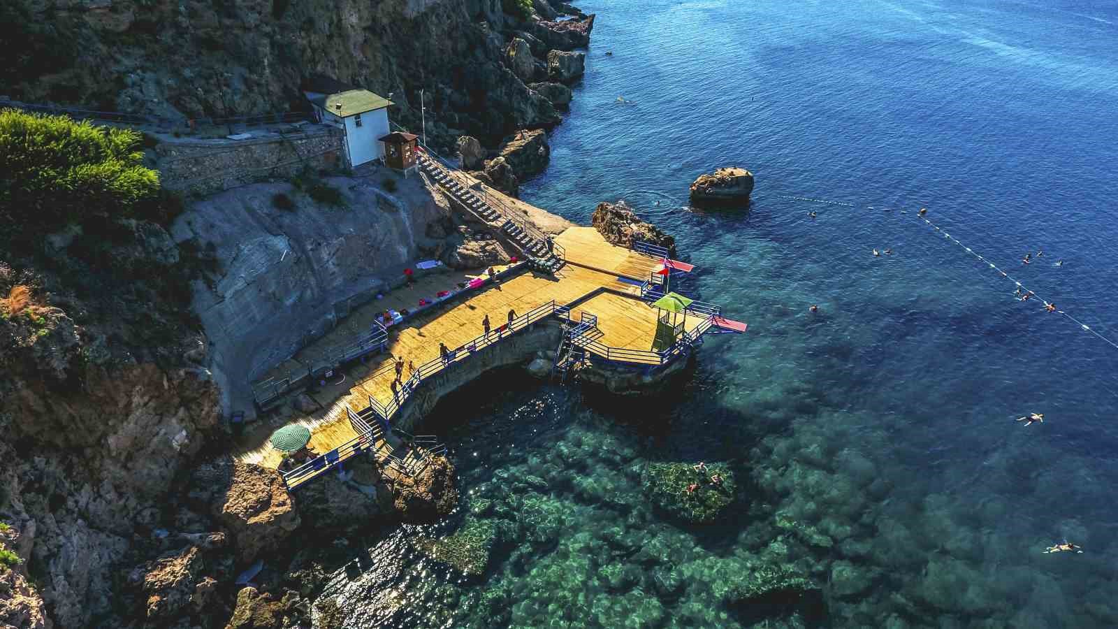 Muratpaşa’nın mavi bayraklı plajlarında yaz keyfi