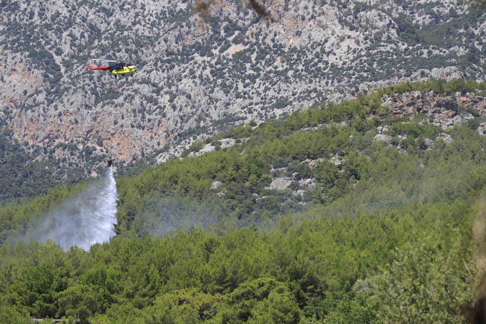 Antalya’da ormanlık alanda çıkan yangın büyümeden kontrol altına alındı