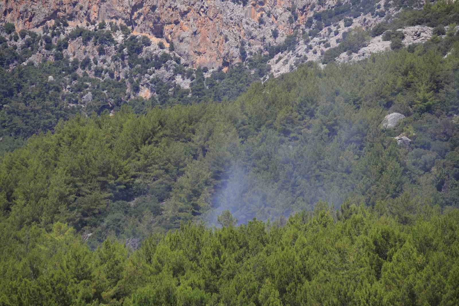 Antalya’da ormanlık alanda çıkan yangın büyümeden kontrol altına alındı