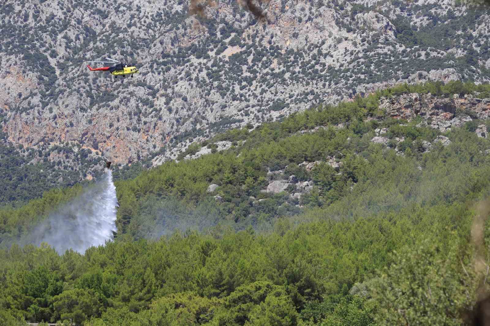 Antalya’da ormanlık alanda çıkan yangın büyümeden kontrol altına alındı