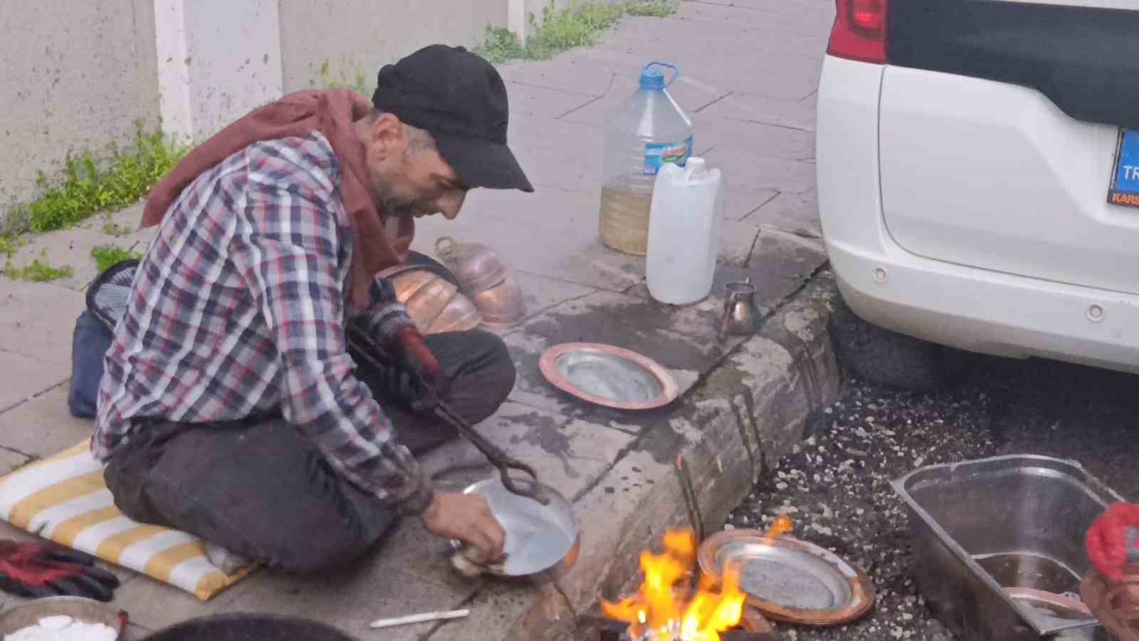 Kars sokaklarında alın teriyle geçim: Karı-koca kalaycılık yaparak ekmeklerini kazanıyor