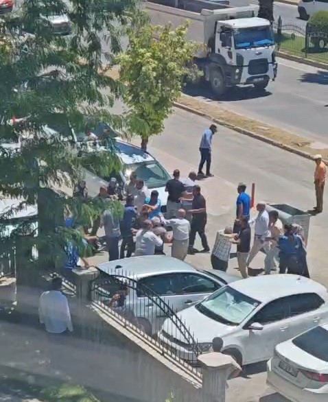 Adliye önünde yumruklu kavga