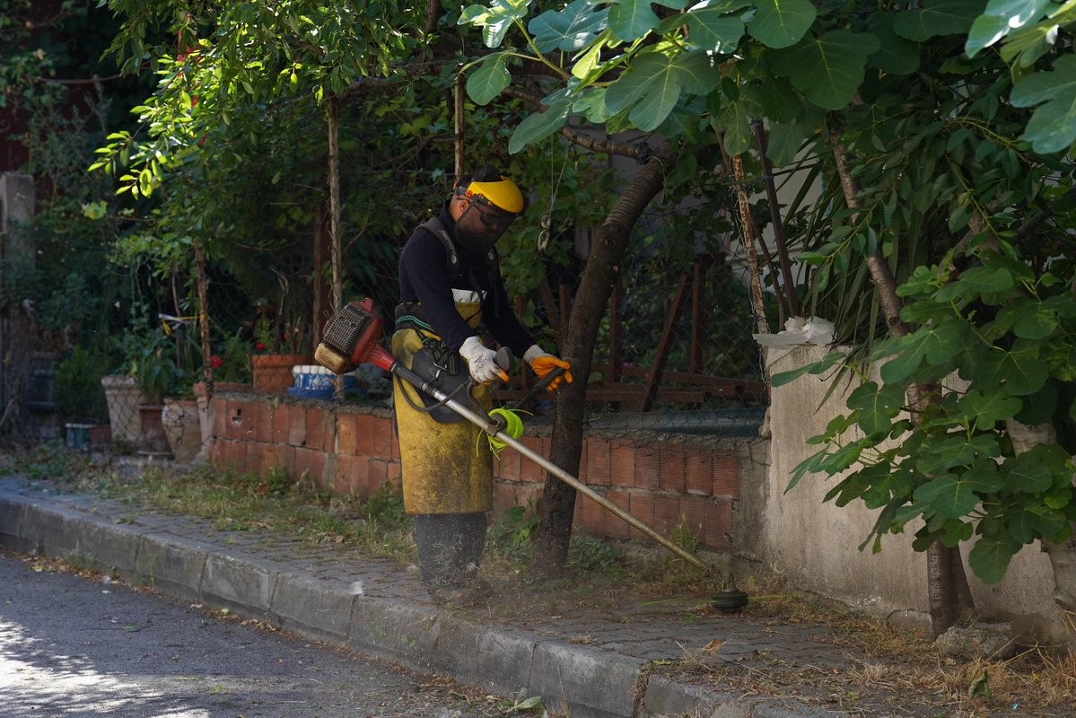 Tuzla Belediyesi’nden yaz aylarında kapsamlı ot biçme çalışması
