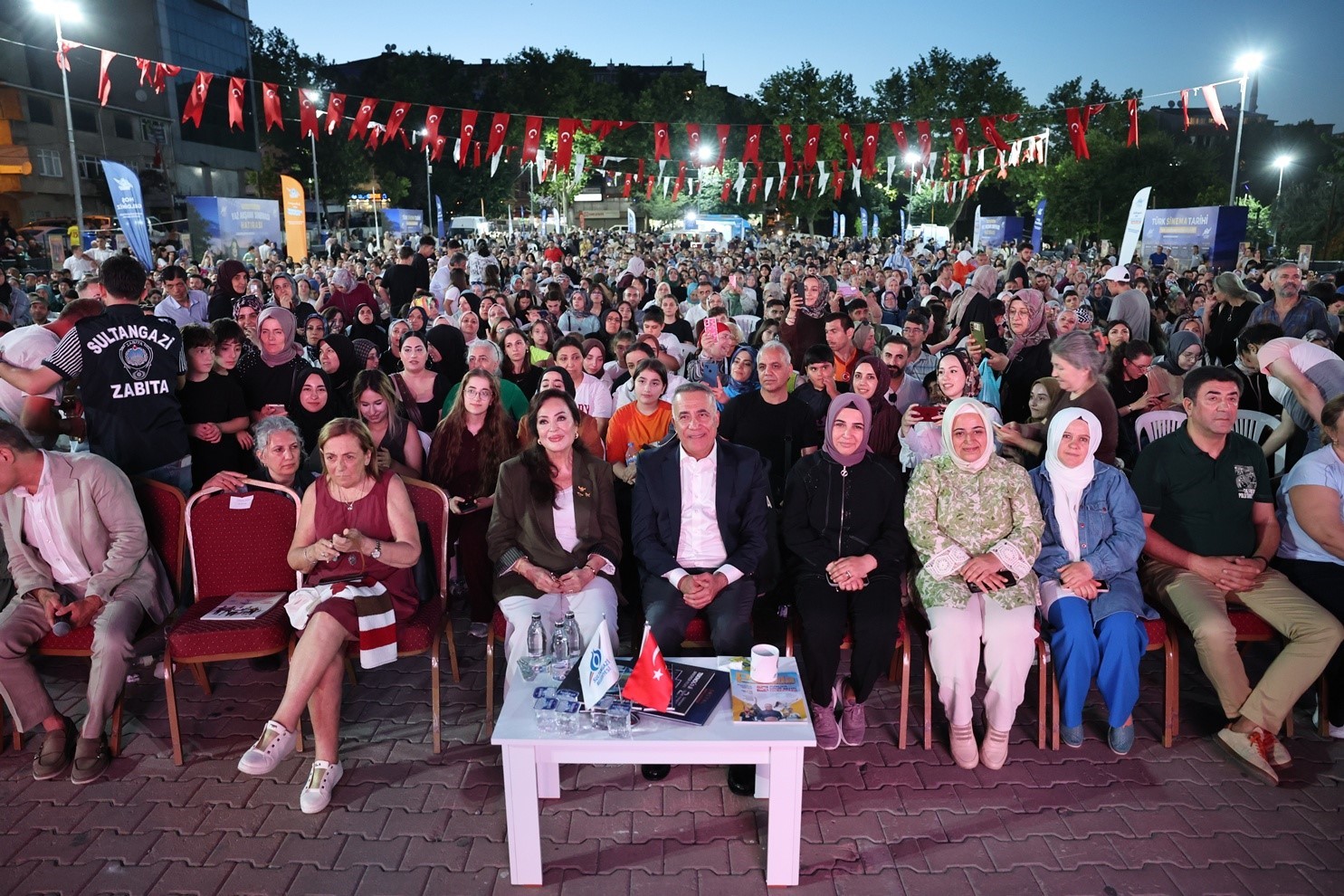 Türkan Şoray, Sultangazililerle unutulmaz bir yaz akşamında buluştu