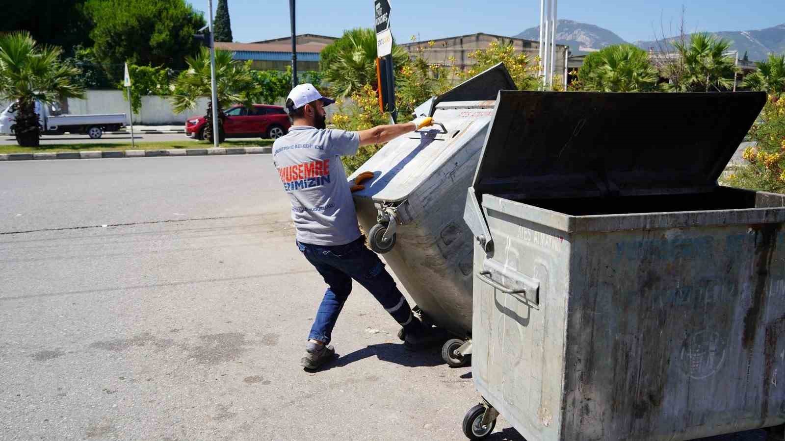 Yunusemre’de çöp konteynerlerine yaz mesaisi